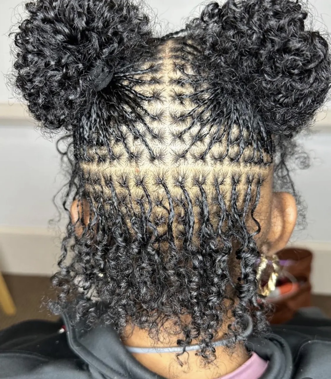 Clean scalp sectioning for curly braids by Amajoris